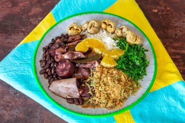 Brezilya 'nın en iyi geleneksel feijoada' sı tamamen en otantik tarzda hizmet vermektedir. Yanında karşı konulamaz ve ikonik cachaa caipirinha da vardır.