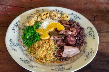 Brezilya 'nın en iyi geleneksel feijoada' sı tamamen en otantik tarzda hizmet vermektedir. Yanında karşı konulamaz ve ikonik cachaa caipirinha da vardır.