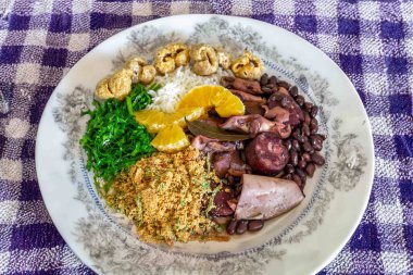 Brezilya 'nın en iyi geleneksel feijoada' sı tamamen en otantik tarzda hizmet vermektedir. Yanında karşı konulamaz ve ikonik cachaa caipirinha da vardır.