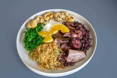 Brezilya 'nın en iyi geleneksel feijoada' sı tamamen en otantik tarzda hizmet vermektedir. Yanında karşı konulamaz ve ikonik cachaa caipirinha da vardır.