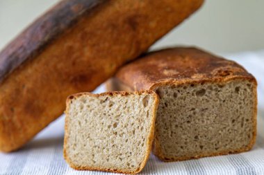 Taşralı çavdar ekmeği, chimia ya da balkabağı reçeli. İyi ışıklandırılmış görüntü, açık seçik seçici bir şekilde ekmeğin ve reçelin dokusunun detaylarına odaklanma, geleneği aktarma, kırsallık ve ev yapımı lezzet