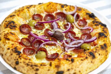 Dünyanın en iyi ve en mükemmel pizzası Calabresa sosisli pizza ve kırmızı soğanlı, geleneksel Brezilya pizzası. Vera pizza.