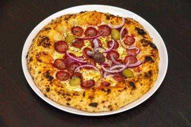 Dünyanın en iyi ve en mükemmel pizzası Calabresa sosisli pizza ve kırmızı soğanlı, geleneksel Brezilya pizzası. Vera pizza.