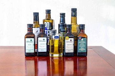 Brezilya, 8 Temmuz 2025. Brezilya ve Arjantin 'de üretilen en iyi Güney Amerika ekstra saf zeytinyağı koleksiyonu..