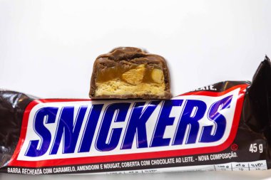Brezilya, 22 Temmuz 2025. Snickers çikolatası, ikiye bölünmüş, karamel, fıstık ve fındık katmanları ortaya çıkıyor..