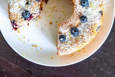 Doğal yoğurt, yabanmersini ve limonla hazırlanmış dünyanın en iyi, en güzel ve en lezzetli keki. En mükemmel pasta.