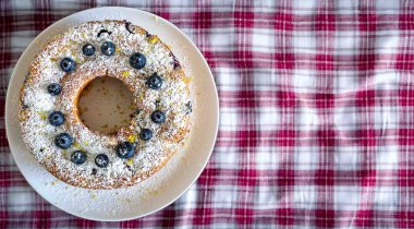 Doğal yoğurt, yabanmersini ve limonla hazırlanmış dünyanın en iyi, en güzel ve en lezzetli keki. En mükemmel pasta.