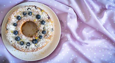 Doğal yoğurt, yabanmersini ve limonla hazırlanmış dünyanın en iyi, en güzel ve en lezzetli keki. En mükemmel pasta.