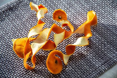 Portakal kabukları kurumak için asılır.