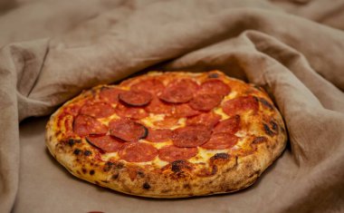 Pepperoni 'nin ekşi hamurlu ve Levain ile mayalanmış gerçek köy pizzası. Mükemmel bir Vera pizza.