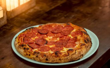 Pepperoni 'nin ekşi hamurlu ve Levain ile mayalanmış gerçek köy pizzası. Mükemmel bir Vera pizza.