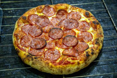 Pepperoni 'nin ekşi hamurlu ve Levain ile mayalanmış gerçek köy pizzası. Mükemmel bir Vera pizza.
