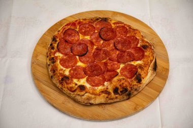 Pepperoni 'nin ekşi hamurlu ve Levain ile mayalanmış gerçek köy pizzası. Mükemmel bir Vera pizza.