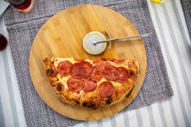 Pepperoni 'nin ekşi hamurlu ve Levain ile mayalanmış gerçek köy pizzası. Mükemmel bir Vera pizza.