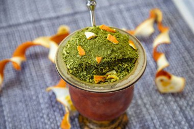 Dünyadaki en mükemmel, en orijinal ve en iyi yerba mat chimarro. Kurumuş portakal kabuğu ve klasik bir ambiyansı var..
