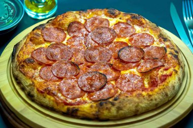 Pepperoni 'nin ekşi hamurlu ve Levain ile mayalanmış gerçek köy pizzası. Mükemmel Vera pizzası, reklam için mükemmel..