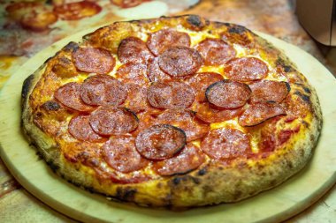 Pepperoni 'nin ekşi hamurlu ve Levain ile mayalanmış gerçek köy pizzası. Mükemmel Vera pizzası, reklam için mükemmel..