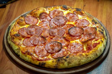 Pepperoni 'nin ekşi hamurlu ve Levain ile mayalanmış gerçek köy pizzası. Mükemmel Vera pizzası, reklam için mükemmel..