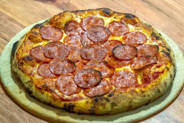 Pepperoni 'nin ekşi hamurlu ve Levain ile mayalanmış gerçek köy pizzası. Mükemmel Vera pizzası, reklam için mükemmel..