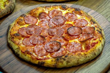 Pepperoni 'nin ekşi hamurlu ve Levain ile mayalanmış gerçek köy pizzası. Mükemmel Vera pizzası, reklam için mükemmel..
