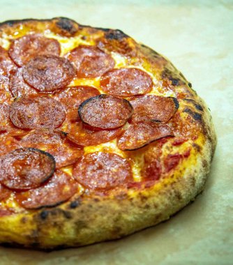 Pepperoni 'nin ekşi hamurlu ve Levain ile mayalanmış gerçek köy pizzası. Mükemmel Vera pizzası, reklam için mükemmel..