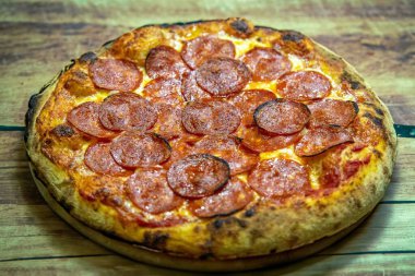 Pepperoni 'nin ekşi hamurlu ve Levain ile mayalanmış gerçek köy pizzası. Mükemmel Vera pizzası, reklam için mükemmel..