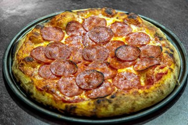 Pepperoni 'nin ekşi hamurlu ve Levain ile mayalanmış gerçek köy pizzası. Mükemmel Vera pizzası, reklam için mükemmel..