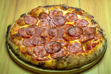 Pepperoni 'nin ekşi hamurlu ve Levain ile mayalanmış gerçek köy pizzası. Mükemmel Vera pizzası, reklam için mükemmel..