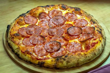 Pepperoni 'nin ekşi hamurlu ve Levain ile mayalanmış gerçek köy pizzası. Mükemmel Vera pizzası, reklam için mükemmel..