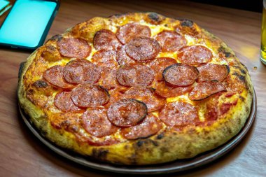 Pepperoni 'nin ekşi hamurlu ve Levain ile mayalanmış gerçek köy pizzası. Mükemmel Vera pizzası, reklam için mükemmel..