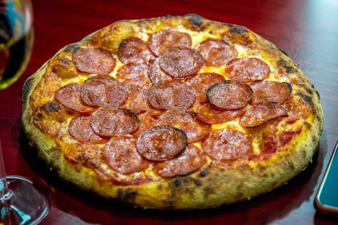 Pepperoni 'nin ekşi hamurlu ve Levain ile mayalanmış gerçek köy pizzası. Mükemmel Vera pizzası, reklam için mükemmel..
