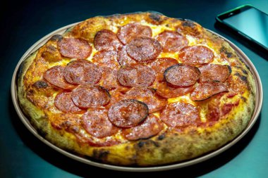 Pepperoni 'nin ekşi hamurlu ve Levain ile mayalanmış gerçek köy pizzası. Mükemmel Vera pizzası, reklam için mükemmel..