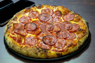 Pepperoni 'nin ekşi hamurlu ve Levain ile mayalanmış gerçek köy pizzası. Mükemmel Vera pizzası, reklam için mükemmel..