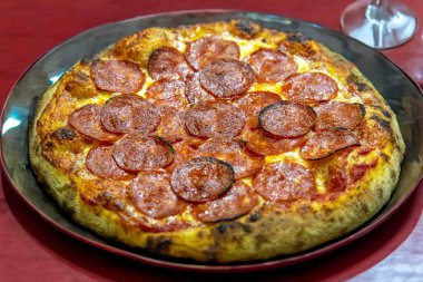 Pepperoni 'nin ekşi hamurlu ve Levain ile mayalanmış gerçek köy pizzası. Mükemmel Vera pizzası, reklam için mükemmel..