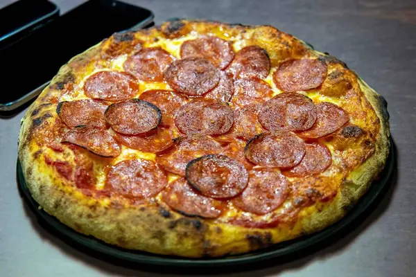 Pepperoni 'nin ekşi hamurlu ve Levain ile mayalanmış gerçek köy pizzası. Mükemmel Vera pizzası, reklam için mükemmel..