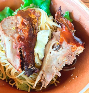 Kızarmış domuz kafası beyaz bir tabakta yarıya bölünür. Dünyanın en egzotik ve kırsal yiyeceği, pişmiş domuz kafası.