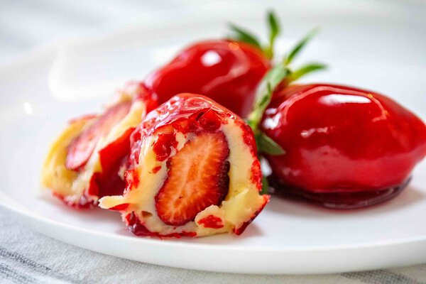 Легендарная и вкусная бразильская клубника любви, приготовленная со свежей клубникой, белым бригадейро и хрустящей карамелью на поверхности. Morango do amor