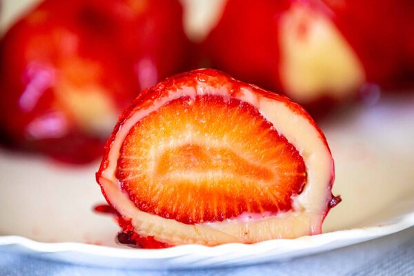 Легендарная и вкусная бразильская клубника любви, приготовленная со свежей клубникой, белым бригадейро и хрустящей карамелью на поверхности. Morango do amor candy sweet