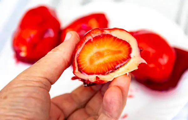 Yüzeyinde taze çilekler, beyaz tugaylar ve çıtır çıtır karamel ile hazırlanmış ikonik ve lezzetli Brezilya çileği. Morango yap amor şeker tatlı