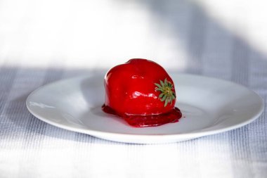 Dünyanın en iyi tatlısı, ikonik çilek tatlısı viral aşk, taze çilek, süt tozu ve kırmızı karamelli sos. Morango do amor