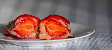 Dünyanın en iyi tatlısı, ikonik çilek tatlısı viral aşk, taze çilek, süt tozu ve kırmızı karamelli sos. Morango do amor