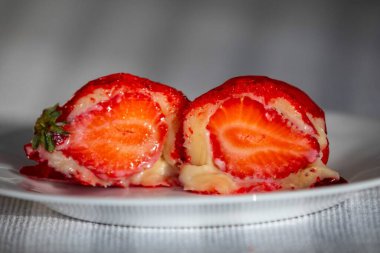 Dünyanın en iyi tatlısı, ikonik çilek tatlısı viral aşk, taze çilek, süt tozu ve kırmızı karamelli sos. Morango do amor