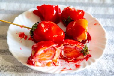 Dünyanın en iyi tatlısı. Çubukta ikonik tatlı çileği. Taze çilek, süt tozu ve kırmızı karamel karışımı. Morango do amor