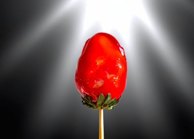 Dünyanın en mükemmel tatlısı, sopa üzerinde ikonik tatlı çileği, taze çilek, süt tozu ve kırmızı karamel karışımı. Morango do amor