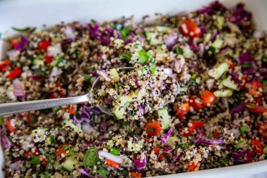 Taze ve canlı, sebzeli Quinoa masa salatası.