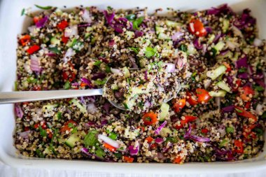 Taze ve canlı, sebzeli Quinoa masa salatası.