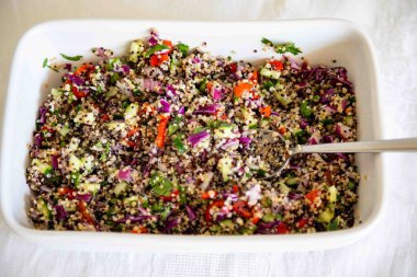 Taze ve canlı, sebzeli Quinoa masa salatası.