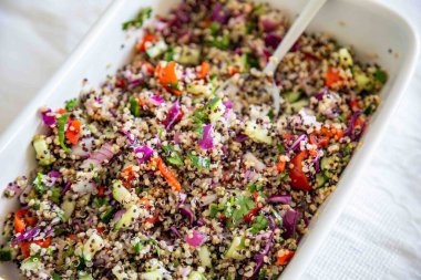 Taze ve canlı, sebzeli Quinoa masa salatası.