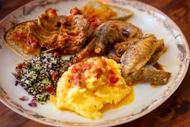 Geleneksel rustik Brezilya yemeği, Gine tavuğu, Numida meleagris, polenta, zanaatkar ekmek ve sebzeli kinoa tabbouleh. Gerçek yemek.