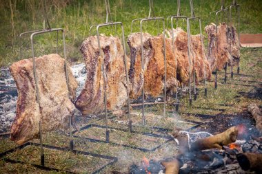 Geleneksel yer ateşi pirzolası, tipik ve ikonik bir sığır barbeküsü. Kırsal, orijinal ve benzersiz bir şekilde hazırlandı. Costela fogo de cho veya costelo